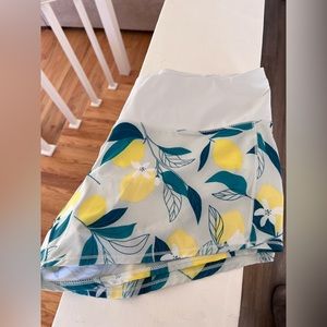 Oiselle Roga shorts. Size 4. Lemon print. Zippered back pocket.4 inch inseam